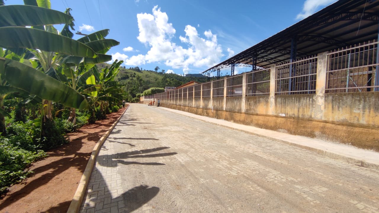 EMEIEF ‘Luiz Mônico’ ganha calçamento em frente a escola