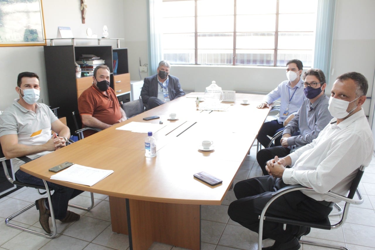 Representantes da Caixa Econômica Federal visitam gabinete do prefeito.