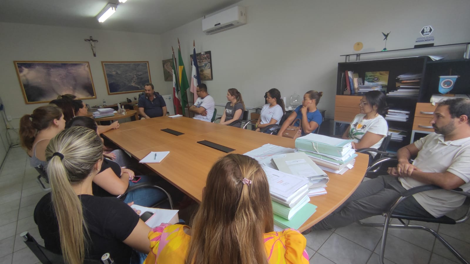 Prefeito convoca reunião para discutir ações que aumentem a segurança nas escolas do município.
