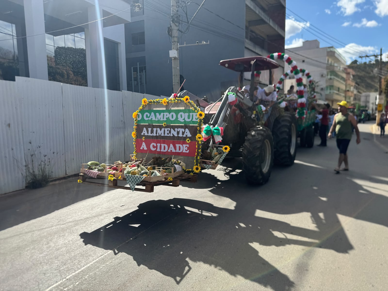 Tratorada Cultural encanta o público e reforça as tradições de São Roque do Canaã durante o Festival da Cachaça