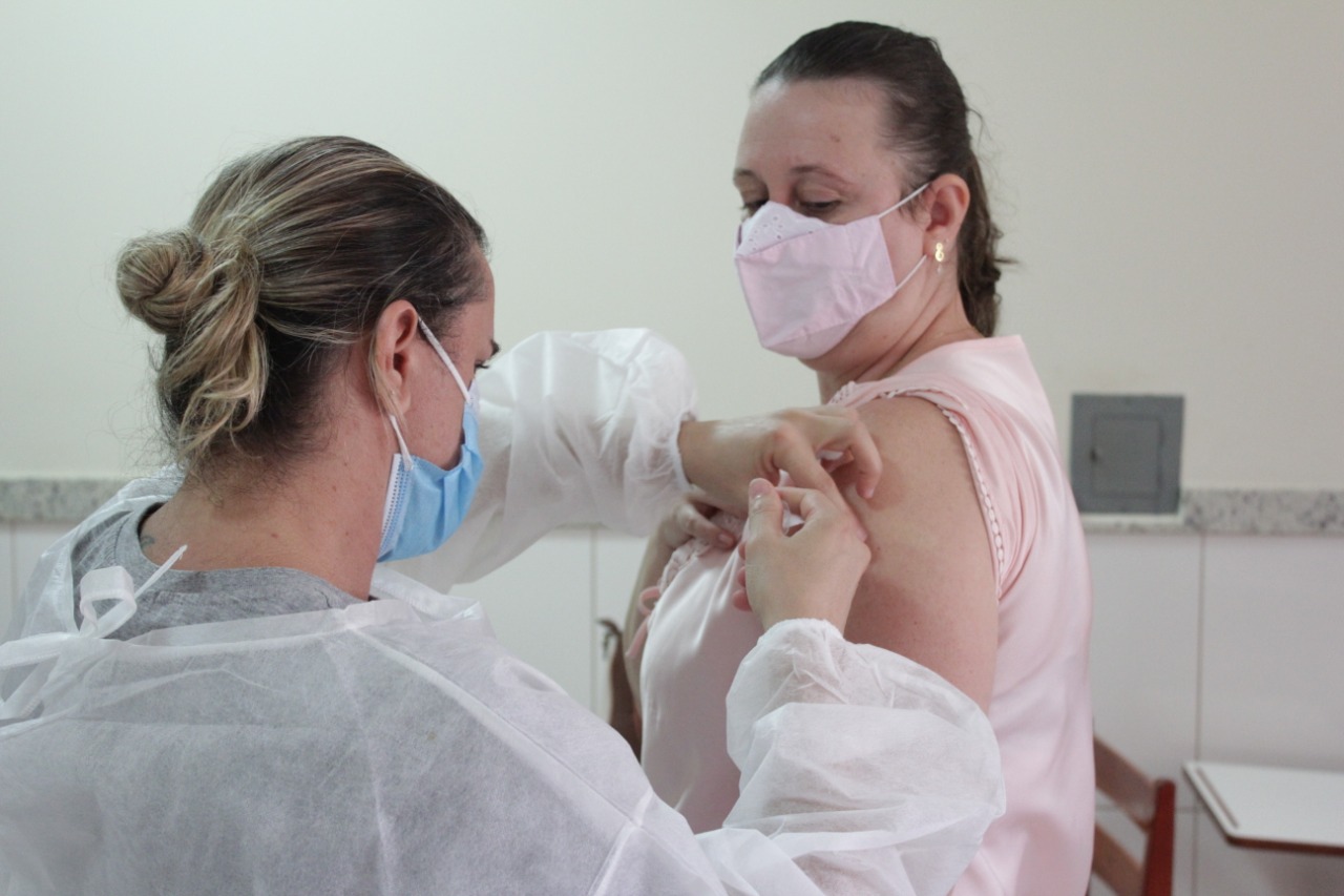 Prefeitura promoveu vacinação contra a Covid-19 e testagem de todos os professores da Rede Municipal de Ensino.