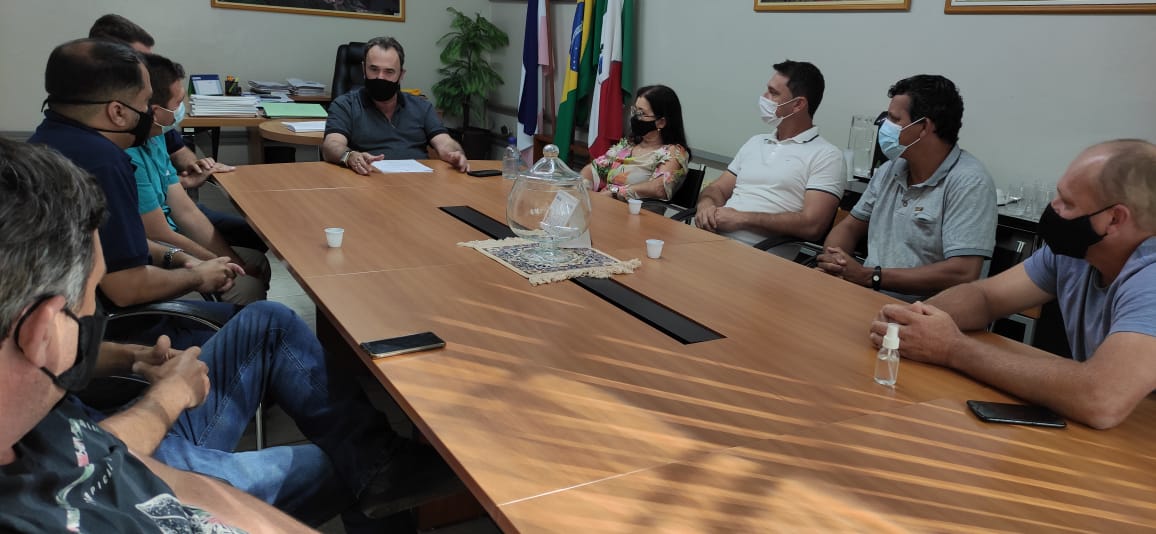 Prefeito Marcos Guerra se reúne com Vereadores no Gabinete.
