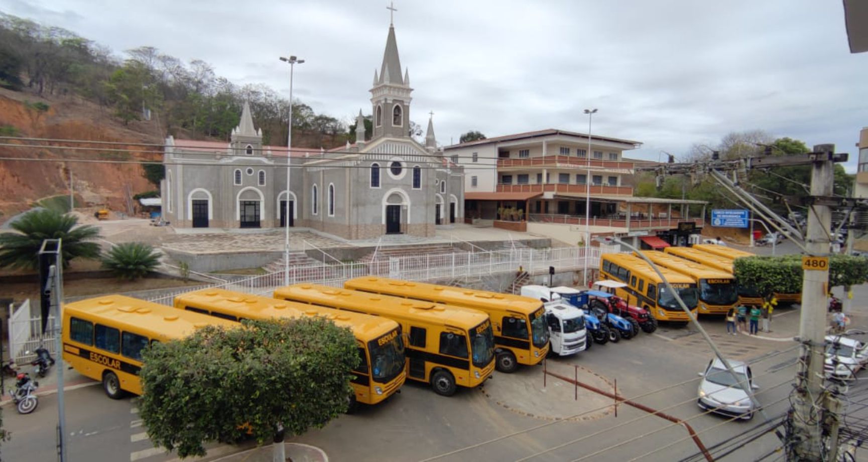 Prefeitura adquiriu 10 novos ônibus escolares.